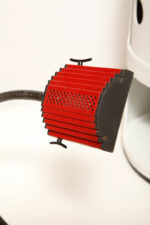 Jednopunktowa czerwono-czarna lampa biurkowa/nocna/lampa ścienna/kinkiet "Ciao 1170" z kloszem na ruchomym giętym ramieniu, projekt Ezio Didone dla firmy Arteluce, Włochy, lata 80. - obrazek 13