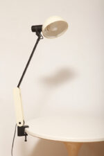 Duża jasnokremowo-czarna nablatowa jednopunktowa lampa biurkowa "Praxi" z tworzywa z ruchomym kloszem i czarnym metalowym ramieniem, projekt Bruno Gecchelin dla firmy iGuzzini, Włochy, wzór z 1982 roku - obrazek 13