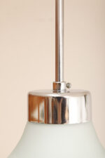 Jednopunktowa lampa sufitowa z mleczno-białym szklanym dwuwarstwowym kloszem z metalowym chromowanym zawieszeniem, Osvetlovací Sklo Valašské Medziřičí, Czechosłowacja, lata 70. - obrazek 13