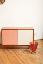 Dębowa szafka/komoda z parą przesuwanych drzwi ze sklejki lakierowanych na różowy i jasno kremowy kolor, TYP U 450, projekt Jiri Jiroutek dla Interier Praha, Czechosłowacja, wzór z 1958 roku - obrazek 13