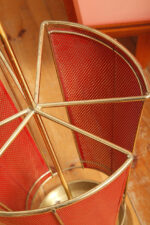 Mosiężny parasolnik/stojak na parasole w kolorze starego złota z bokami z blachy perforowanej lakierowanej na czerwono, Wagner Keller, Niemcy, lata 50/60. - obrazek 13