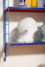 Nieduża jednopunktowa lampa nocna z błękitną metalową podstawą i mlecznobiałym kloszem w błękitne paski z pleksi, firma Molin, Włochy, lata 60. - obrazek 13