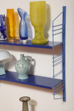 Modułowa szafka/regał na metalowej niebieskiej konstrukcji z dwoma niebieskimi metalowymi półkami z pomarańczowym spodem z regulowanym ustawieniem wysokości, projekt Adriaan Dekker dla firmy Tomado, Holandia, lata 60. - obrazek 13