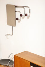 Duży metalowy wieszak/garderoba ścienna na chromowanej rurowej masywnej konstrukcji z trzema hakami zakończonymi bukowymi ręcznie toczonymi kulami, dymionym pionowym lustrem i uchwytem na parasole, Bauhaus, Niemcy, lata 30. XX wieku - obrazek 13