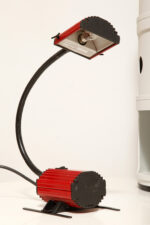 Jednopunktowa czerwono-czarna lampa biurkowa/nocna/lampa ścienna/kinkiet "Ciao 1170" z kloszem na ruchomym giętym ramieniu, projekt Ezio Didone dla firmy Arteluce, Włochy, lata 80. - obrazek 14