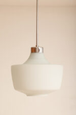 Jednopunktowa lampa sufitowa z mleczno-białym szklanym dwuwarstwowym kloszem z metalowym chromowanym zawieszeniem, Osvetlovací Sklo Valašské Medziřičí, Czechosłowacja, lata 70. - obrazek 14