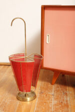 Mosiężny parasolnik/stojak na parasole w kolorze starego złota z bokami z blachy perforowanej lakierowanej na czerwono, Wagner Keller, Niemcy, lata 50/60. - obrazek 14