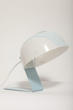 Nieduża jednopunktowa lampa nocna z błękitną metalową podstawą i mlecznobiałym kloszem w błękitne paski z pleksi, firma Molin, Włochy, lata 60. - obrazek 14