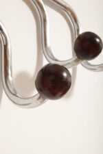 Duży metalowy wieszak/garderoba ścienna na chromowanej rurowej masywnej konstrukcji z trzema hakami zakończonymi bukowymi ręcznie toczonymi kulami, dymionym pionowym lustrem i uchwytem na parasole, Bauhaus, Niemcy, lata 30. XX wieku - obrazek 14