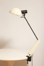 Duża jasnokremowo-czarna nablatowa jednopunktowa lampa biurkowa "Praxi" z tworzywa z ruchomym kloszem i czarnym metalowym ramieniem, projekt Bruno Gecchelin dla firmy iGuzzini, Włochy, wzór z 1982 roku - obrazek 15