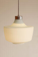 Jednopunktowa lampa sufitowa z mleczno-białym szklanym dwuwarstwowym kloszem z metalowym chromowanym zawieszeniem, Osvetlovací Sklo Valašské Medziřičí, Czechosłowacja, lata 70. - obrazek 15