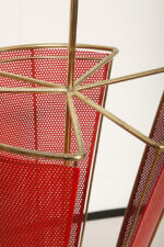 Mosiężny parasolnik/stojak na parasole w kolorze starego złota z bokami z blachy perforowanej lakierowanej na czerwono, Wagner Keller, Niemcy, lata 50/60. - obrazek 15