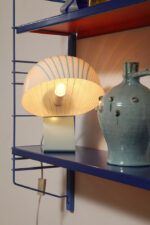 Nieduża jednopunktowa lampa nocna z błękitną metalową podstawą i mlecznobiałym kloszem w błękitne paski z pleksi, firma Molin, Włochy, lata 60. - obrazek 15