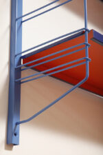 Modułowa szafka/regał na metalowej niebieskiej konstrukcji z dwoma niebieskimi metalowymi półkami z pomarańczowym spodem z regulowanym ustawieniem wysokości, projekt Adriaan Dekker dla firmy Tomado, Holandia, lata 60. - obrazek 15