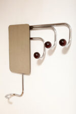 Duży metalowy wieszak/garderoba ścienna na chromowanej rurowej masywnej konstrukcji z trzema hakami zakończonymi bukowymi ręcznie toczonymi kulami, dymionym pionowym lustrem i uchwytem na parasole, Bauhaus, Niemcy, lata 30. XX wieku - obrazek 15