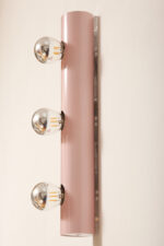 Smukła trzypunktowa aluminiowa cylindryczna różowa lampa ścienna/kinkiet o pionowej, lub poziomej orientacji, Targetti, Włochy, lata 80. - obrazek 30