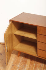 Dębowa szafka/komoda z czterema głębokimi szufladami po prawej stronie, TYP U 458, projekt Jiri Jiroutek dla Interier Praha, Czechosłowacja, lata 60. - obrazek 17