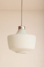 Jednopunktowa lampa sufitowa z mleczno-białym szklanym dwuwarstwowym kloszem z metalowym chromowanym zawieszeniem, Osvetlovací Sklo Valašské Medziřičí, Czechosłowacja, lata 70. - obrazek 16