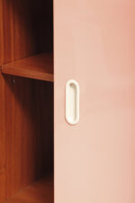 Dębowa szafka/komoda z parą przesuwanych drzwi ze sklejki lakierowanych na różowy i jasno kremowy kolor, TYP U 450, projekt Jiri Jiroutek dla Interier Praha, Czechosłowacja, wzór z 1958 roku - obrazek 16