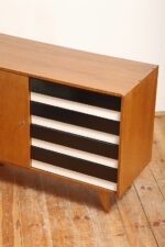 Dębowa szafka/komoda z czterema głębokimi szufladami z czarnobiałymi frontami, TYP U 458, projekt Jiri Jiroutek dla Interier Praha, Czechosłowacja, lata 60. - obrazek 16