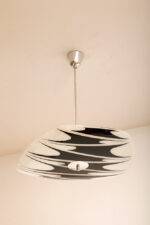 Asymetryczna mlecznobiało-czarna trzypunktowa szklana lampa sufitowa „Parasolka” malowana w geometryczne wzory, Kamenický Šenov, Czechosłowacja, lata 60. - obrazek 17