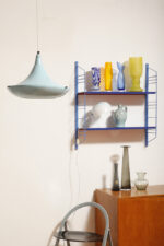 Modułowa szafka/regał na metalowej niebieskiej konstrukcji z dwoma niebieskimi metalowymi półkami z pomarańczowym spodem z regulowanym ustawieniem wysokości, projekt Adriaan Dekker dla firmy Tomado, Holandia, lata 60. - obrazek 16