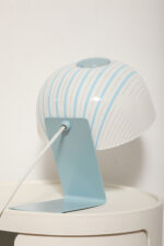 Nieduża jednopunktowa lampa nocna z błękitną metalową podstawą i mlecznobiałym kloszem w błękitne paski z pleksi, firma Molin, Włochy, lata 60. - obrazek 16