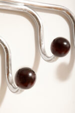 Duży metalowy wieszak/garderoba ścienna na chromowanej rurowej masywnej konstrukcji z trzema hakami zakończonymi bukowymi ręcznie toczonymi kulami, dymionym pionowym lustrem i uchwytem na parasole, Bauhaus, Niemcy, lata 30. XX wieku - obrazek 16