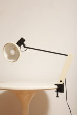 Duża jasnokremowo-czarna nablatowa jednopunktowa lampa biurkowa "Praxi" z tworzywa z ruchomym kloszem i czarnym metalowym ramieniem, projekt Bruno Gecchelin dla firmy iGuzzini, Włochy, wzór z 1982 roku - obrazek 17