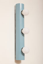 Smukła trzypunktowa aluminiowa cylindryczna niebieska lampa ścienna/kinkiet o pionowej, lub poziomej orientacji, Targetti, Włochy, lata 80. - obrazek 30