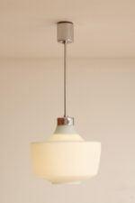 Jednopunktowa lampa sufitowa z mleczno-białym szklanym dwuwarstwowym kloszem z metalowym chromowanym zawieszeniem, Osvetlovací Sklo Valašské Medziřičí, Czechosłowacja, lata 70. - obrazek 17