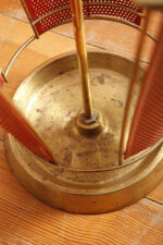 Mosiężny parasolnik/stojak na parasole w kolorze starego złota z bokami z blachy perforowanej lakierowanej na czerwono, Wagner Keller, Niemcy, lata 50/60. - obrazek 17