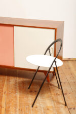 Dębowa szafka/komoda z parą przesuwanych drzwi ze sklejki lakierowanych na różowy i jasno kremowy kolor, TYP U 450, projekt Jiri Jiroutek dla Interier Praha, Czechosłowacja, wzór z 1958 roku - obrazek 17