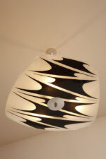 Asymetryczna mlecznobiało-czarna trzypunktowa szklana lampa sufitowa „Parasolka” malowana w geometryczne wzory, Kamenický Šenov, Czechosłowacja, lata 60. - obrazek 16