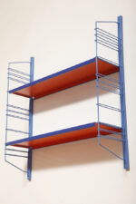 Modułowa szafka/regał na metalowej niebieskiej konstrukcji z dwoma niebieskimi metalowymi półkami z pomarańczowym spodem z regulowanym ustawieniem wysokości, projekt Adriaan Dekker dla firmy Tomado, Holandia, lata 60. - obrazek 17
