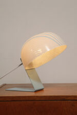 Nieduża jednopunktowa lampa nocna z błękitną metalową podstawą i mlecznobiałym kloszem w błękitne paski z pleksi, firma Molin, Włochy, lata 60. - obrazek 17