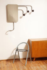 Duży metalowy wieszak/garderoba ścienna na chromowanej rurowej masywnej konstrukcji z trzema hakami zakończonymi bukowymi ręcznie toczonymi kulami, dymionym pionowym lustrem i uchwytem na parasole, Bauhaus, Niemcy, lata 30. XX wieku - obrazek 17