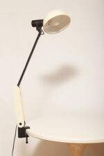 Duża jasnokremowo-czarna nablatowa jednopunktowa lampa biurkowa "Praxi" z tworzywa z ruchomym kloszem i czarnym metalowym ramieniem, projekt Bruno Gecchelin dla firmy iGuzzini, Włochy, wzór z 1982 roku - obrazek 18