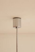 Jednopunktowa lampa sufitowa z mleczno-białym szklanym dwuwarstwowym kloszem z metalowym chromowanym zawieszeniem, Osvetlovací Sklo Valašské Medziřičí, Czechosłowacja, lata 70. - obrazek 18