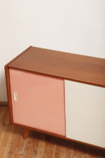 Dębowa szafka/komoda z parą przesuwanych drzwi ze sklejki lakierowanych na różowy i jasno kremowy kolor, TYP U 450, projekt Jiri Jiroutek dla Interier Praha, Czechosłowacja, wzór z 1958 roku - obrazek 18