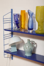 Modułowa szafka/regał na metalowej niebieskiej konstrukcji z dwoma niebieskimi metalowymi półkami z pomarańczowym spodem z regulowanym ustawieniem wysokości, projekt Adriaan Dekker dla firmy Tomado, Holandia, lata 60. - obrazek 18