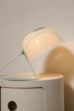 Nieduża jednopunktowa lampa nocna z błękitną metalową podstawą i mlecznobiałym kloszem w błękitne paski z pleksi, firma Molin, Włochy, lata 60. - obrazek 18