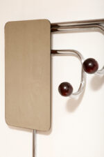 Duży metalowy wieszak/garderoba ścienna na chromowanej rurowej masywnej konstrukcji z trzema hakami zakończonymi bukowymi ręcznie toczonymi kulami, dymionym pionowym lustrem i uchwytem na parasole, Bauhaus, Niemcy, lata 30. XX wieku - obrazek 18