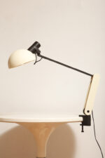 Duża jasnokremowo-czarna nablatowa jednopunktowa lampa biurkowa "Praxi" z tworzywa z ruchomym kloszem i czarnym metalowym ramieniem, projekt Bruno Gecchelin dla firmy iGuzzini, Włochy, wzór z 1982 roku - obrazek 19