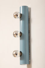 Smukła trzypunktowa aluminiowa cylindryczna niebieska lampa ścienna/kinkiet o pionowej, lub poziomej orientacji, Targetti, Włochy, lata 80. - obrazek 36