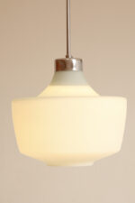 Jednopunktowa lampa sufitowa z mleczno-białym szklanym dwuwarstwowym kloszem z metalowym chromowanym zawieszeniem, Osvetlovací Sklo Valašské Medziřičí, Czechosłowacja, lata 70. - obrazek 19