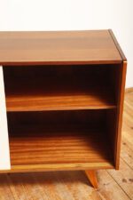 Dębowa szafka/komoda z parą przesuwanych drzwi ze sklejki lakierowanych na różowy i jasno kremowy kolor, TYP U 450, projekt Jiri Jiroutek dla Interier Praha, Czechosłowacja, wzór z 1958 roku - obrazek 19