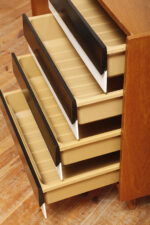 Dębowa szafka/komoda z czterema głębokimi szufladami z czarnobiałymi frontami, TYP U 458, projekt Jiri Jiroutek dla Interier Praha, Czechosłowacja, lata 60. - obrazek 19