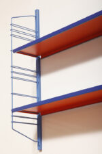 Modułowa szafka/regał na metalowej niebieskiej konstrukcji z dwoma niebieskimi metalowymi półkami z pomarańczowym spodem z regulowanym ustawieniem wysokości, projekt Adriaan Dekker dla firmy Tomado, Holandia, lata 60. - obrazek 19