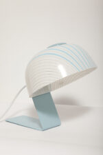 Nieduża jednopunktowa lampa nocna z błękitną metalową podstawą i mlecznobiałym kloszem w błękitne paski z pleksi, firma Molin, Włochy, lata 60. - obrazek 19
